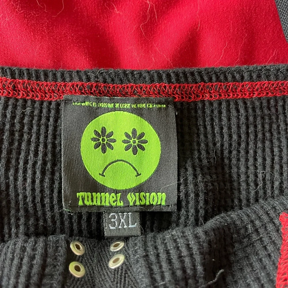 Tunnel vision red and black star cropped cami - Picture 4 of 4